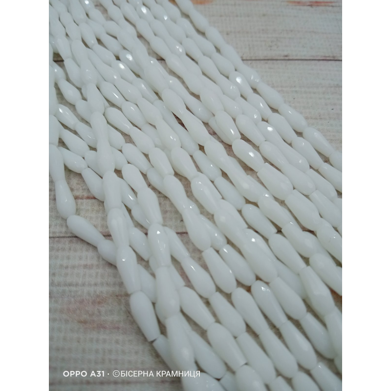 Намистини-краплі, розмір 9*4 мм. Білі непрозорі