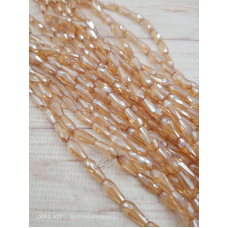 Намистини-краплі, розмір 9*4 мм. Колір шампанського з перламутровим покриттям