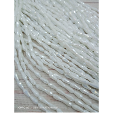 Намистини-краплі, розмір 9*4 мм. Білі непрозорі з перламутровим покриттям