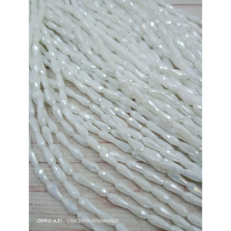 Намистини-краплі, розмір 9*4 мм. Білі непрозорі з перламутровим покриттям Намистини-краплі, розмір 9*4 мм. Білі непрозорі з перламутровим покриттям