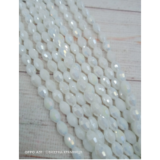 Намистини-овал, 8*6 мм. Білі непрозорі з перламутровим покриттям