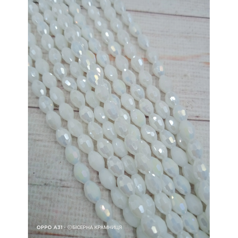 Намистини-овал, 8*6 мм. Білі непрозорі з перламутровим покриттям