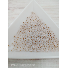 02106 бісер No10 Preciosa (Чехія) 5 грамів. Алебастровий із мідною серединкою