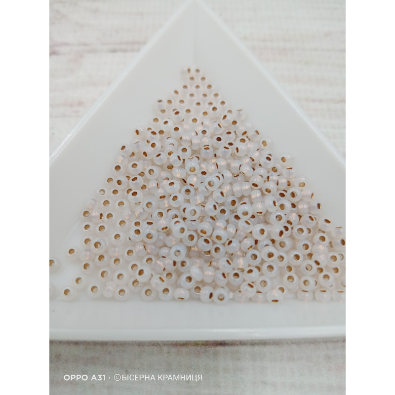 02106 бісер No10 Preciosa (Чехія) 5 грамів. Алебастровий із мідною серединкою