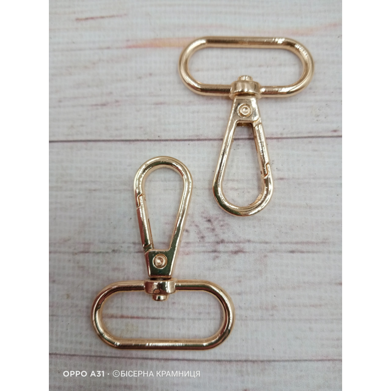 Пара карабінів для сумки, довжина 50 мм, колір натурального золота. Внутрішня ширина кільця 32 мм