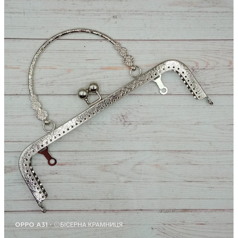 Металевий фермуар Kiss з ручкою, довжина 20 см. Колір срібла. 53 отвори Металевий фермуар Kiss з ручкою, довжина 20 см. Колір срібла. 53 отвори