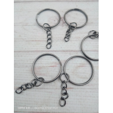 Основа для брелока чорного кольору, діаметр кільця 25 мм.