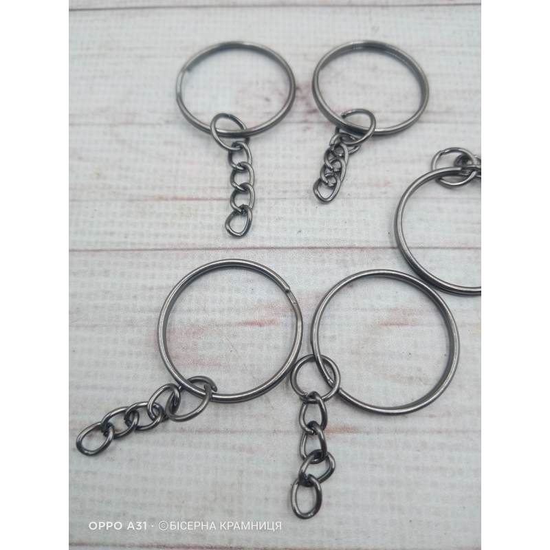 Основа для брелока чорного кольору, діаметр кільця 25 мм.