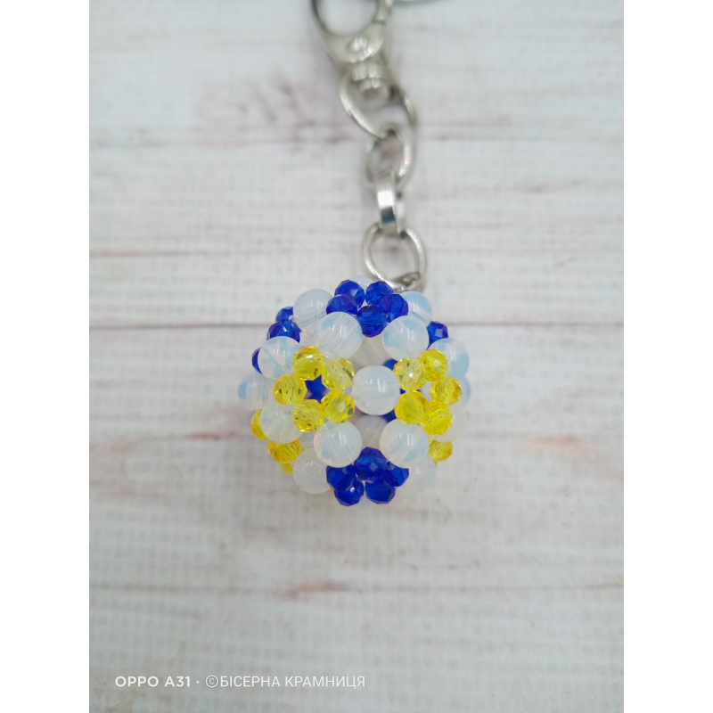 Брелок для ключів, для декору сумки, рюкзака з намистин опаліту (місячний камінь) та шпинелі. Ручна робота